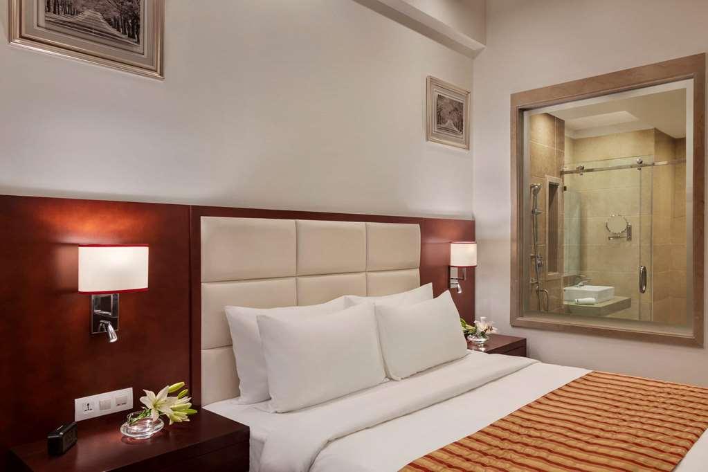 Ramada By Wyndham New Delhi Pitampura Hotel Room photo