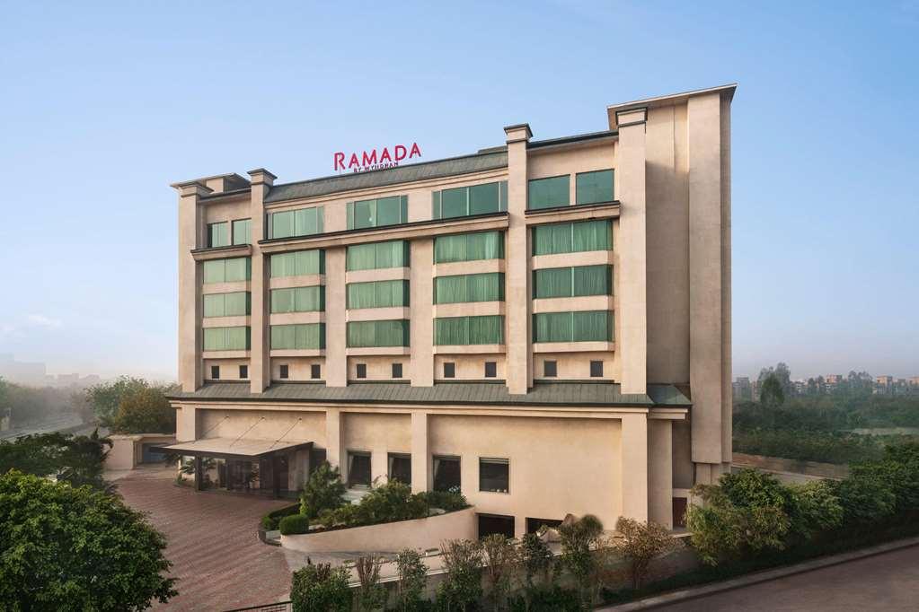 Ramada By Wyndham New Delhi Pitampura Hotel Exterior photo